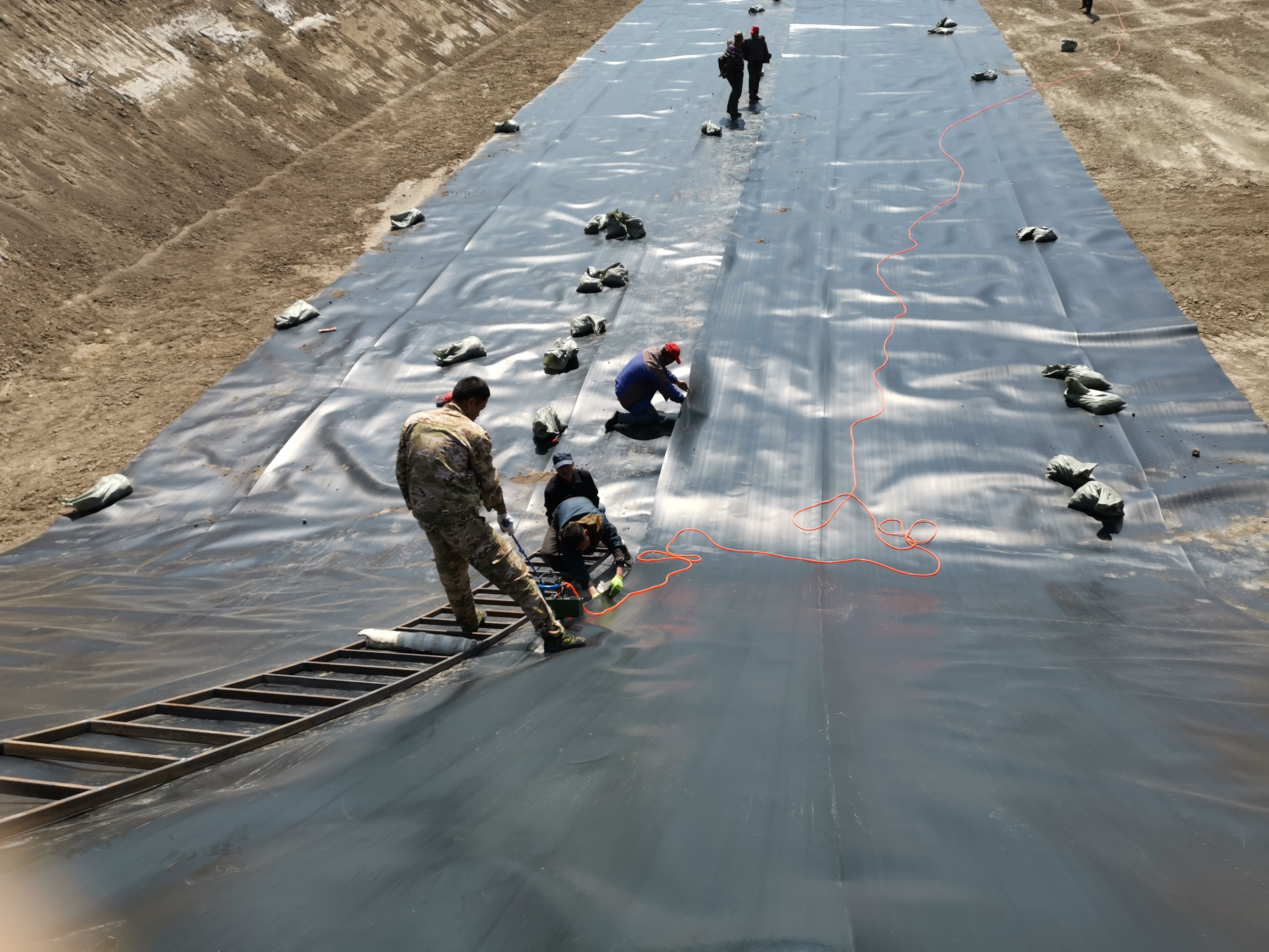 HDPE土工膜焊接質(zhì)量直接影響填埋場(chǎng)的防滲系統(tǒng)水平乃至工程整體的質(zhì)量