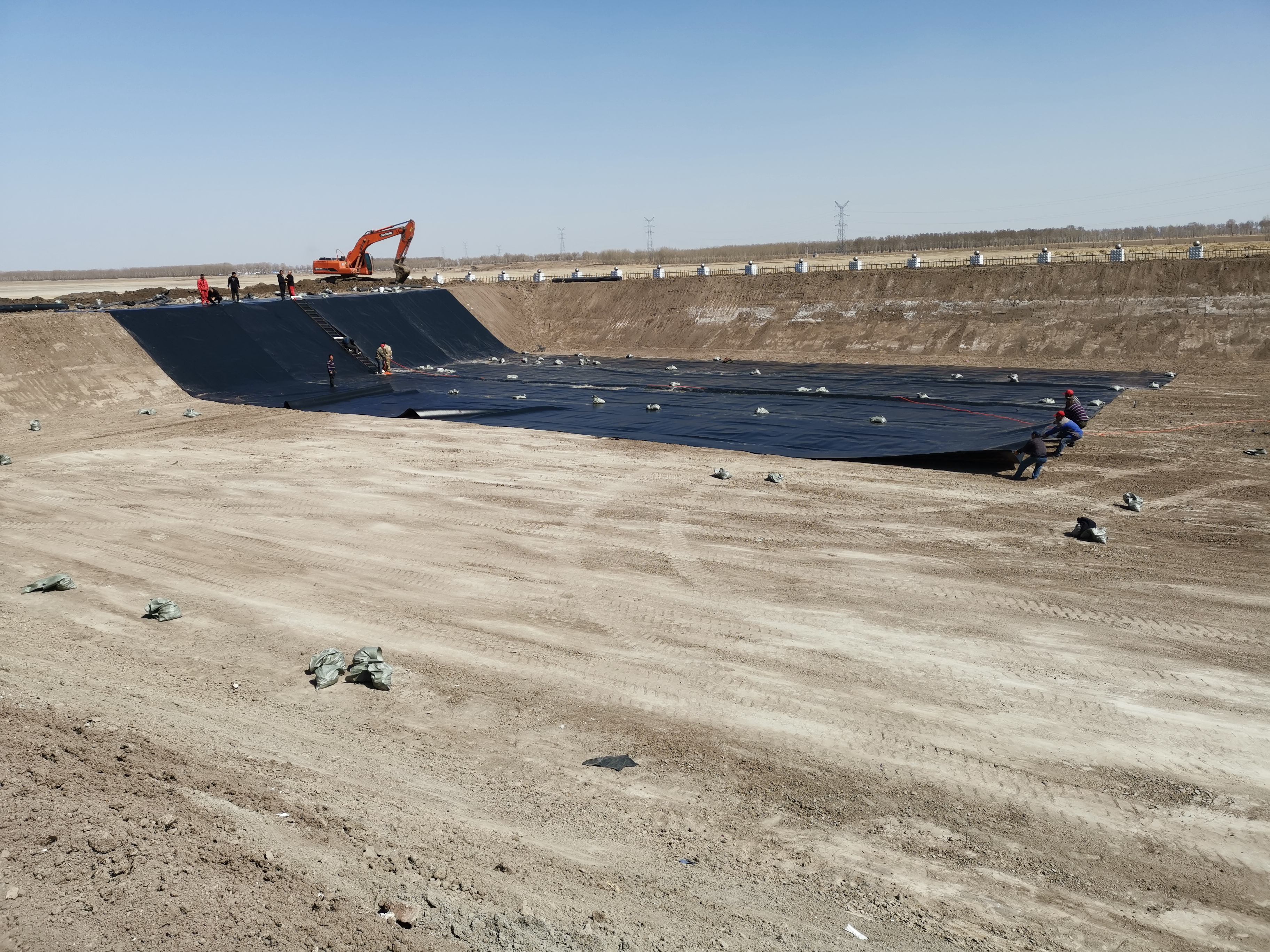 鋪設HDPE防滲膜時應充分考慮溫度控制(圖1) 鋪設HDPE防滲膜時應充分考慮溫度控制(圖1)